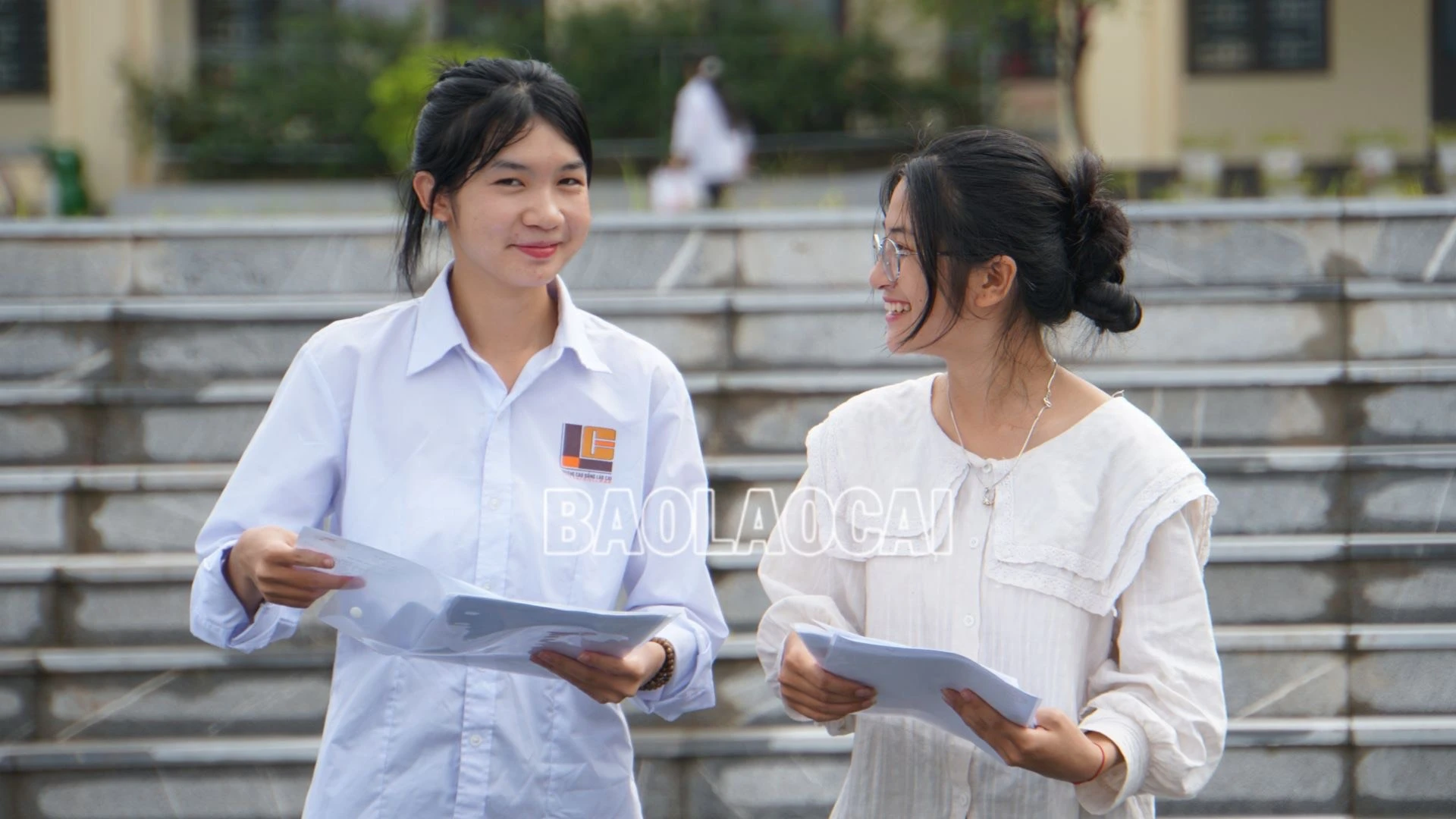 Thí sinh Liềng Thu Trang vui vẻ trò chuyện cùng bạn sau buổi thi môn Ngữ văn.