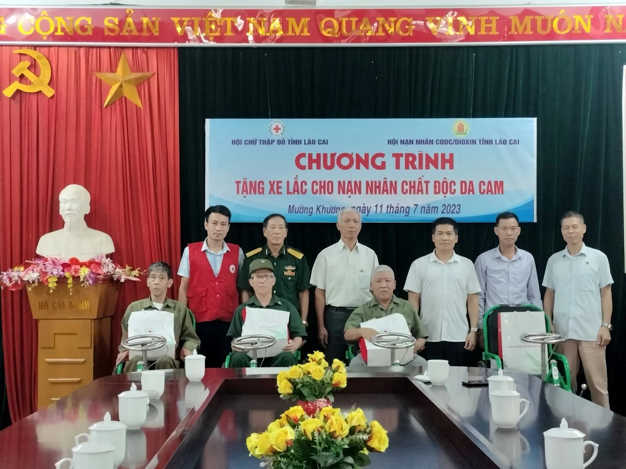 Tặng quà cho nạn nhân da cam.jpg