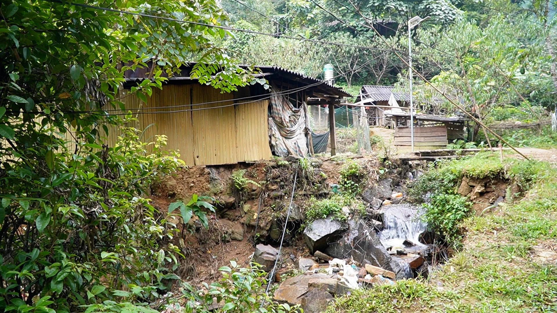 hanh-phuc-nha-ven-suoi.jpg
