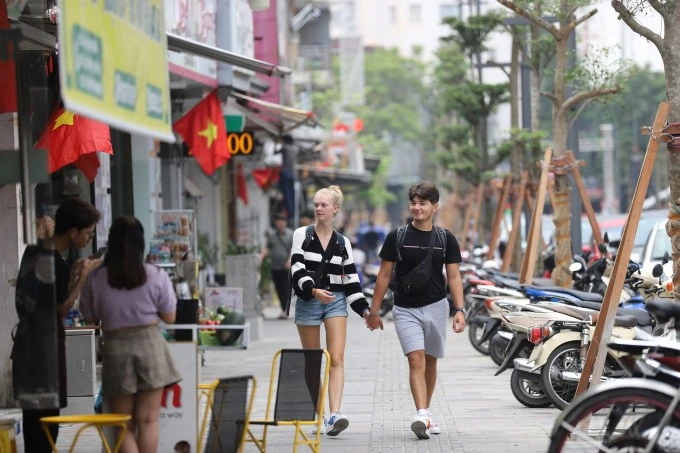 Du khách Mỹ tham quan ở Huế.