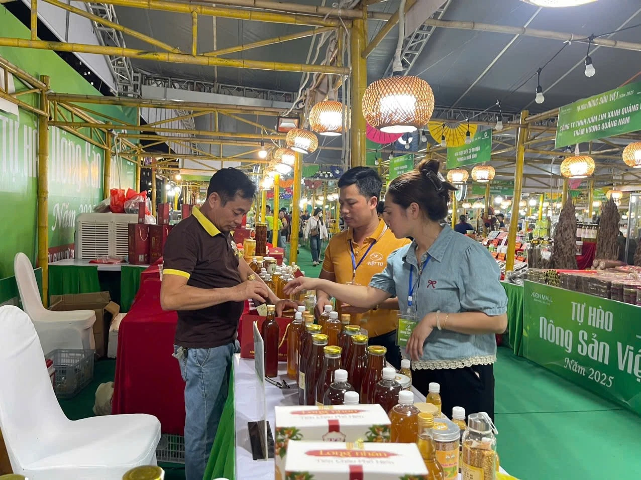 Đông đảo du khách tham quan mua sắm tại chương trình "Tự hào nông sản Việt" năm 2025 vào tối 31-7.