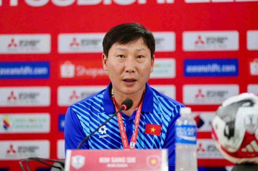 Chính HLV Kim Sang Sik là người đã đề xuất nhập tịch 2 cầu thủ này.