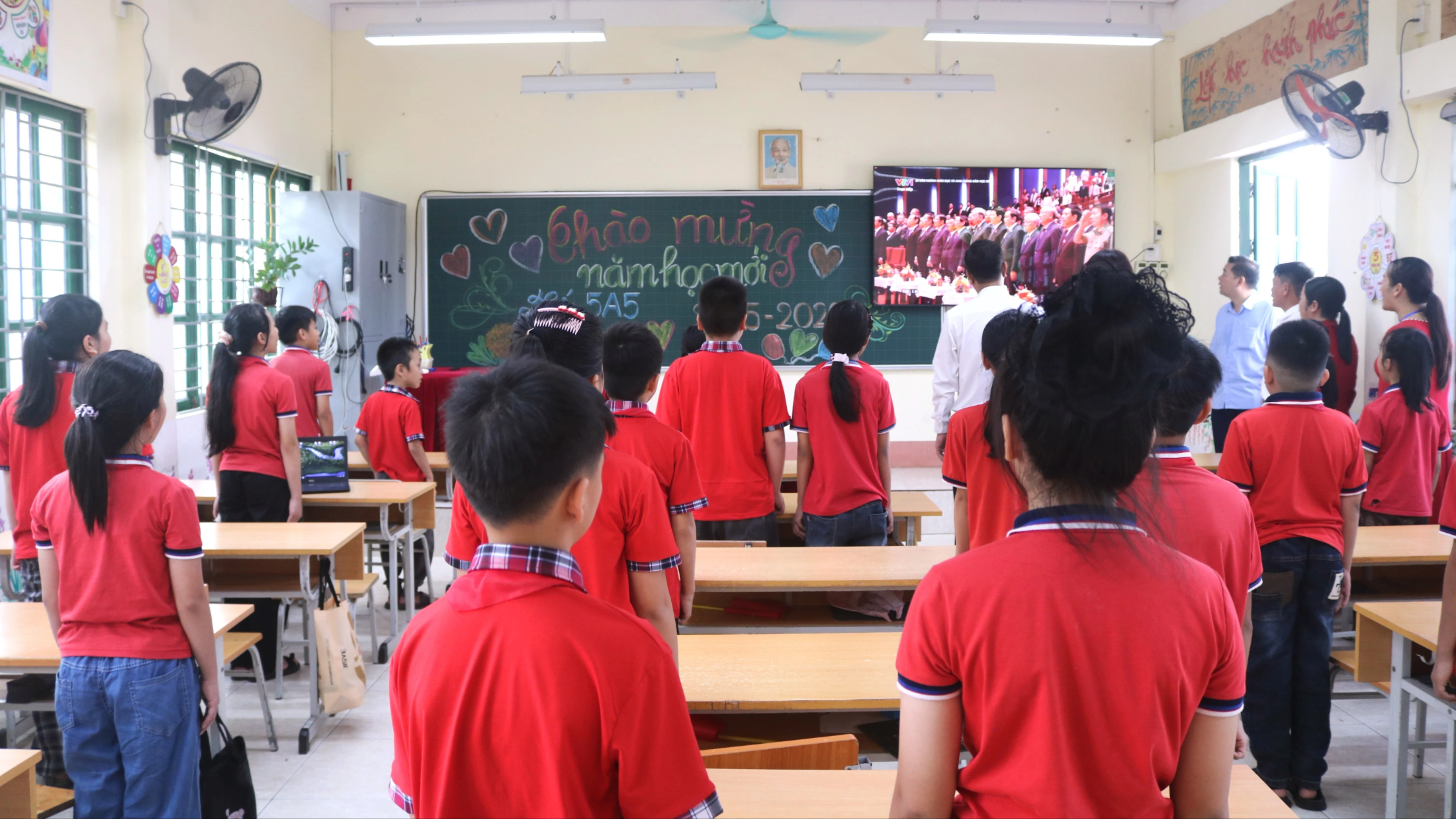 Các đại biểu và học sinh Trường THCS Bát Xát tham dự lễ chào cờ trực tuyến.