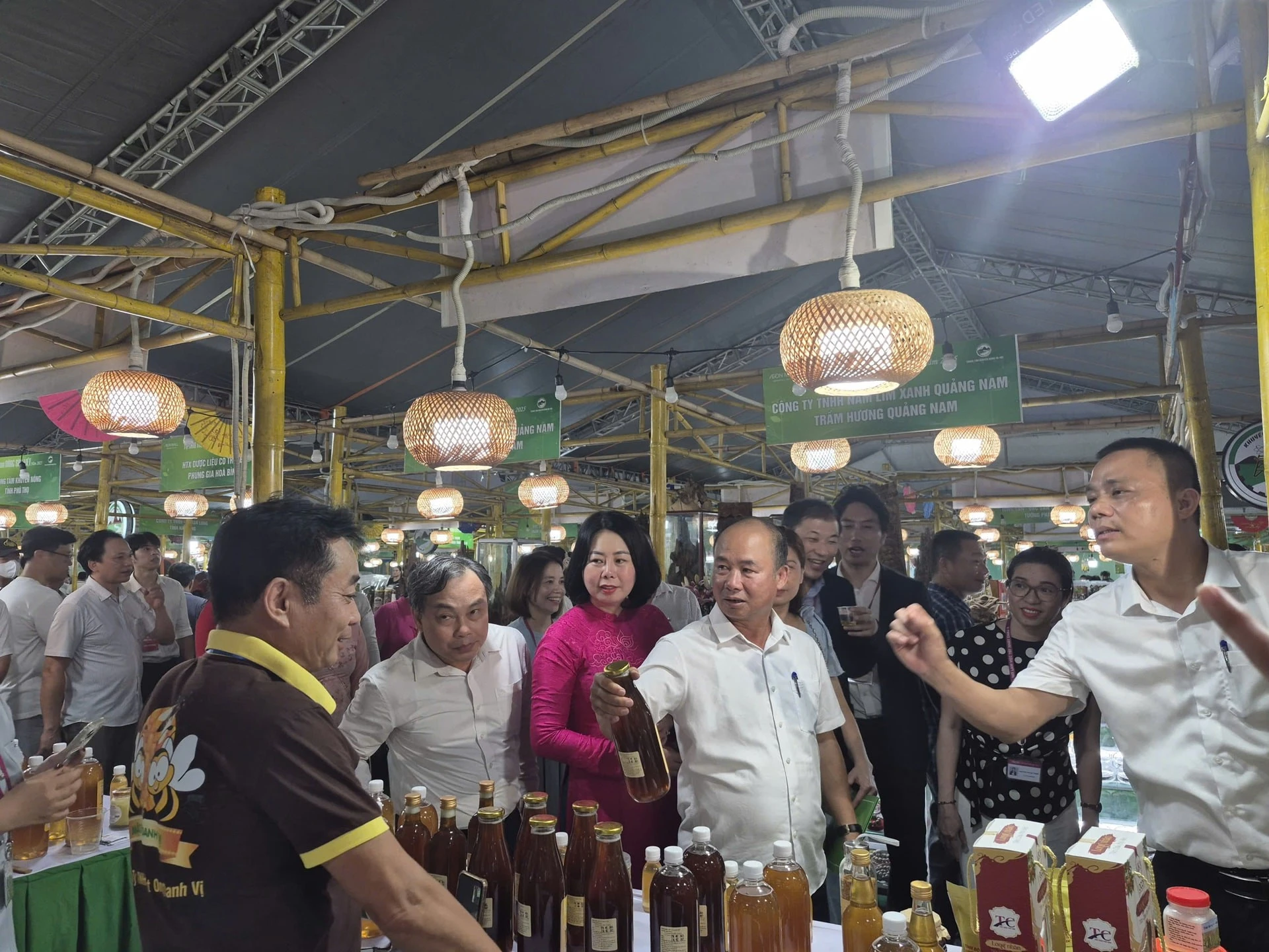 Các đại biểu tham quan gian hàng trưng bày, bán sản phẩm tại chương trình "Tự hào nông sản Việt".