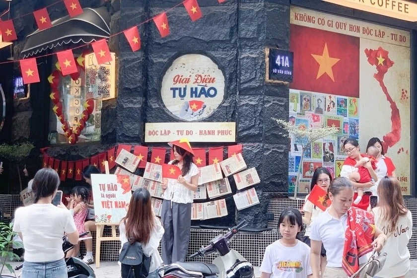 Nhiều quán cà phê tăng giờ phục vụ khách đi xem duyệt binh.