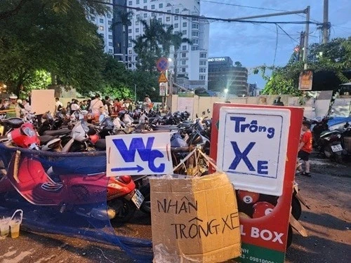 Dịch vụ trông xe, vệ sinh cũng nở rộ.