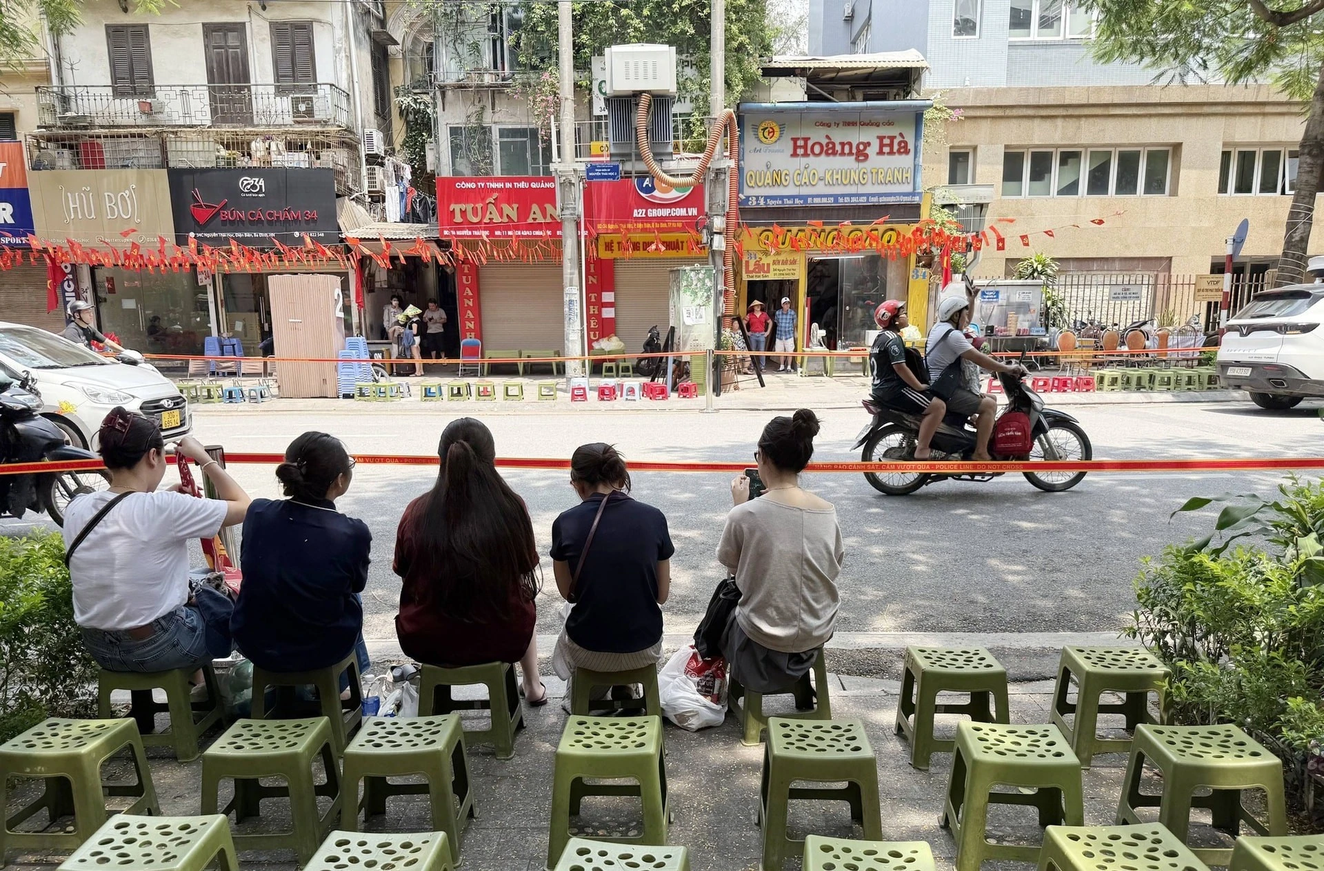 Nhiều quán cà phê bày ghế cho người dân đi xem duyệt binh thuê chỗ ngồi.
