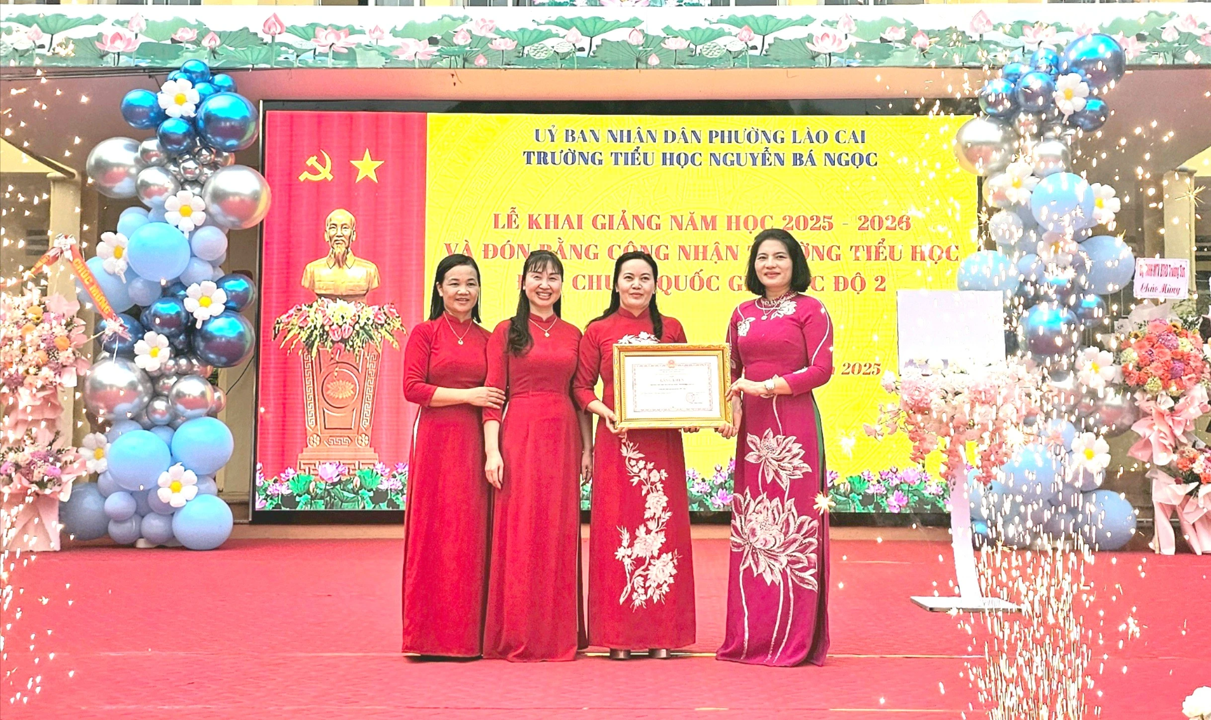 Tập thể nhà trường nhận Bằng khen của Chủ tịch UBND tỉnh.