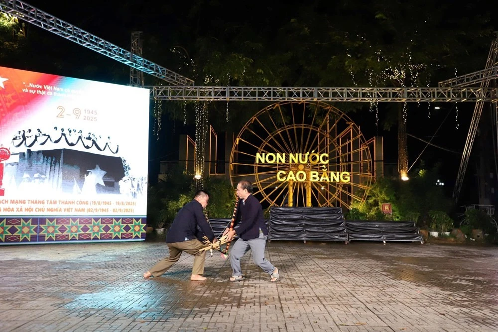 Các hoạt động văn hóa, văn nghệ, trò chơi dân gian truyền thống các dân tộc tại phố đi bộ Kim Đồng cũng luôn hấp dẫn du khách.
