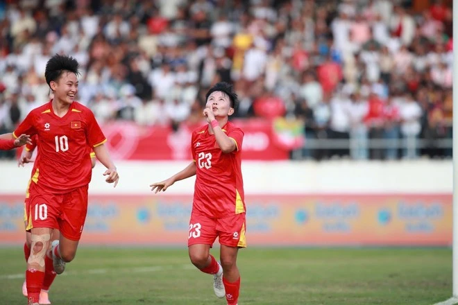 Bích Thùy (số 23) nhân đôi cách biệt cho Đội tuyển Nữ Việt Nam.