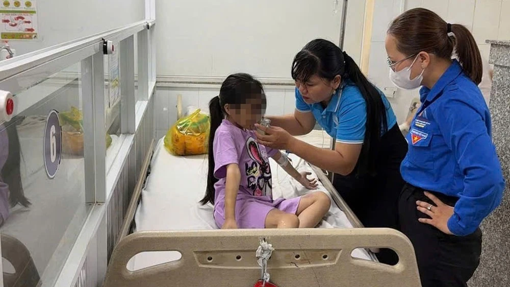 Bé M.T được cán bộ địa phương chăm sóc.
