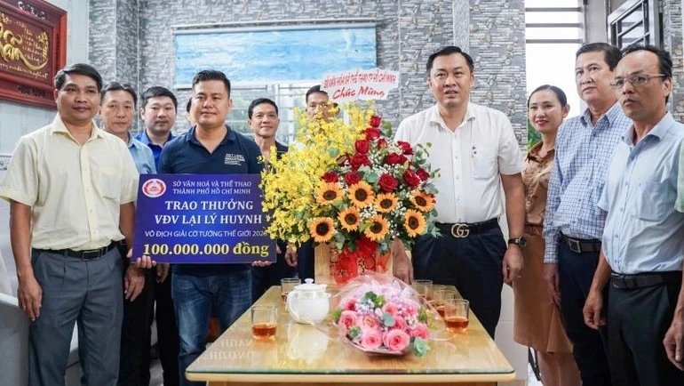 Trao thưởng 100 triệu đồng của Sở Văn hóa và Thể thao Thành phố Hồ Chí Minh cho vận động viên cờ tướng Lại Lý Huynh.