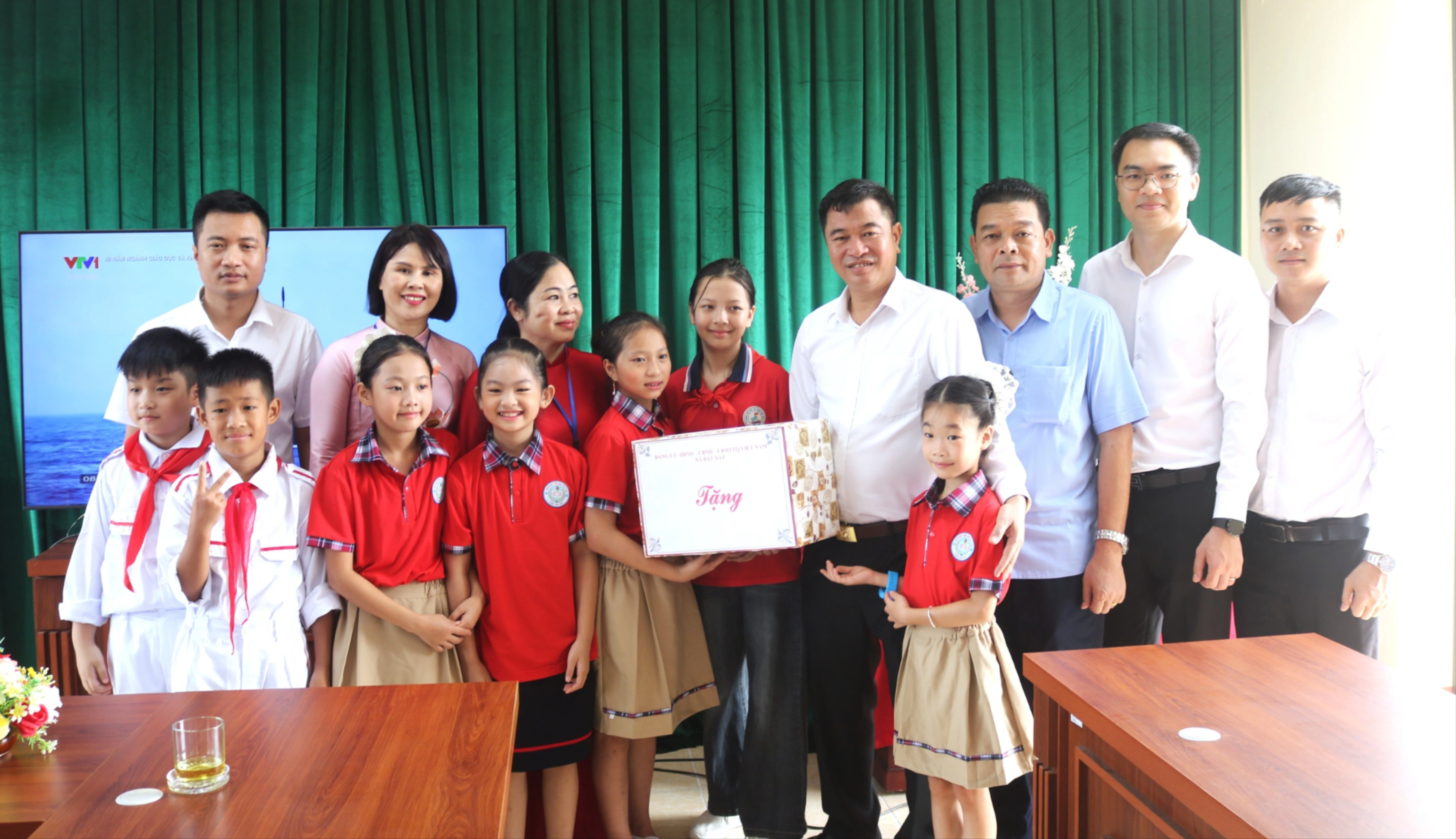 Trao quà cho học sinh Trường Tiểu học Bát Xát.