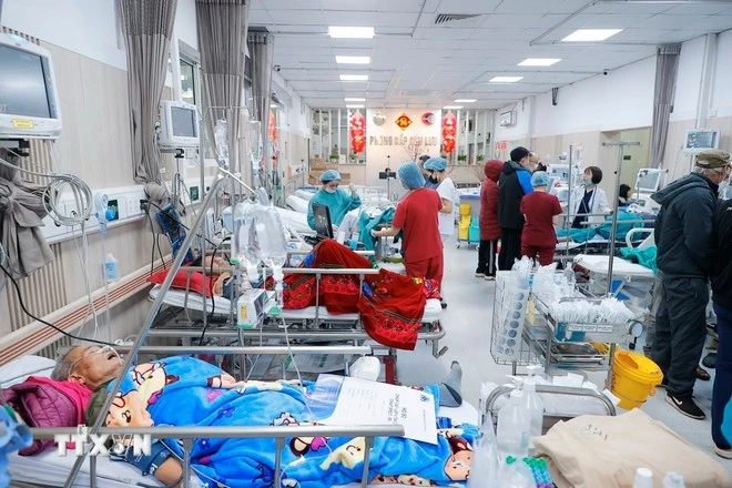 Khoa Cấp cứu A9 của Bệnh viện Bạch Mai luôn đảm bảo thực hiện thường trực 4 cấp: trực lãnh đạo, xử lý thông tin đường dây nóng; trực chuyên môn; trực hành chính-hậu cần và trực bảo vệ-tự vệ. (Ảnh: Minh Quyết/TTXVN)