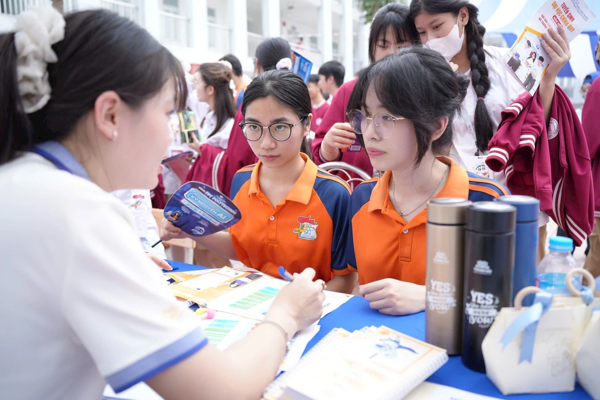 Gần 850.000 thí sinh đã đăng ký hơn 7,6 triệu nguyện vọng xét tuyển đại học - cao nhất trong 5 năm trở lại đây.