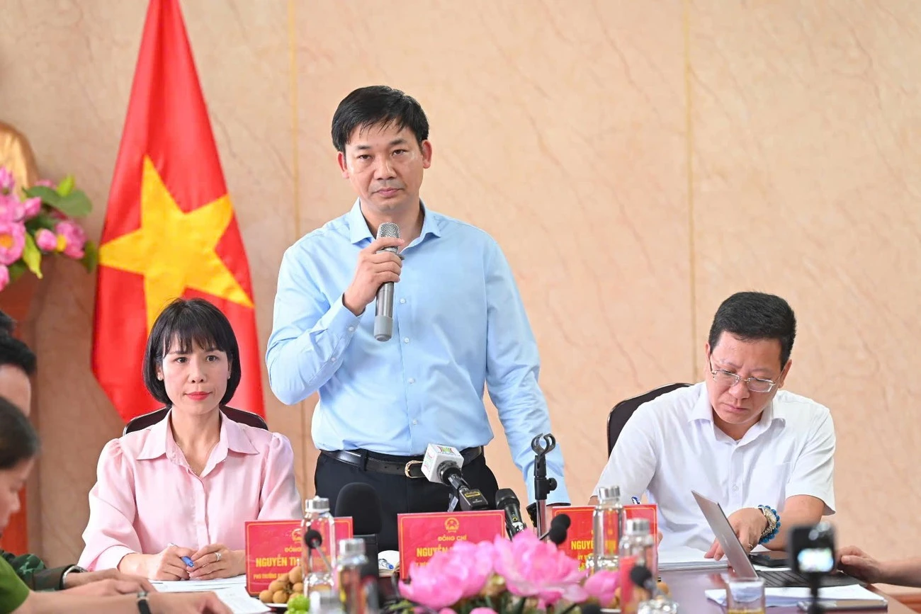Ông Nguyễn Văn Công, Phó Chủ tịch UBND tỉnh thông tin với báo chí.