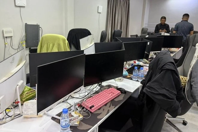 Máy tính trong một cơ sở lừa đảo trực tuyến ở Phnom Penh, Campuchia.
