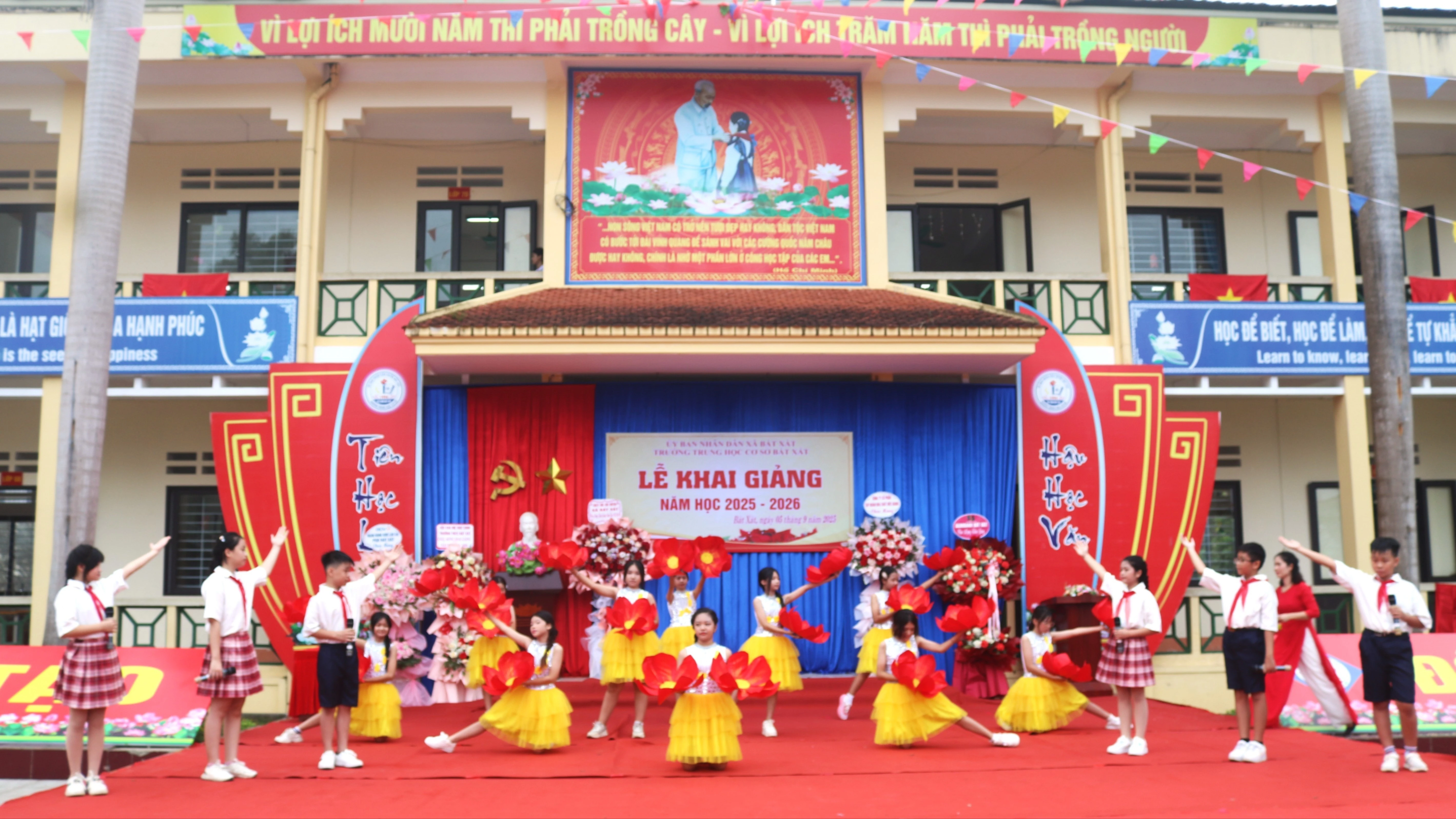 Chương trình văn nghệ chào mừng tại Lễ khai giảng Trường THCS Bát Xát.