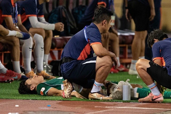 Chấn thương của Bùi Tiến Dũng có vẻ nặng.