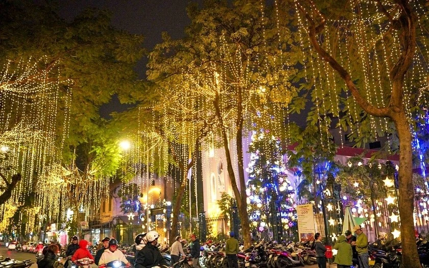 Nhà thờ Hàm Long, Hà Nội lên đèn rực rỡ trước thềm Giáng sinh.