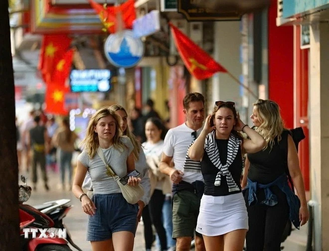 Gần 5 triệu lượt du khách quốc tế đã đến Hà Nội trong 8 tháng qua.