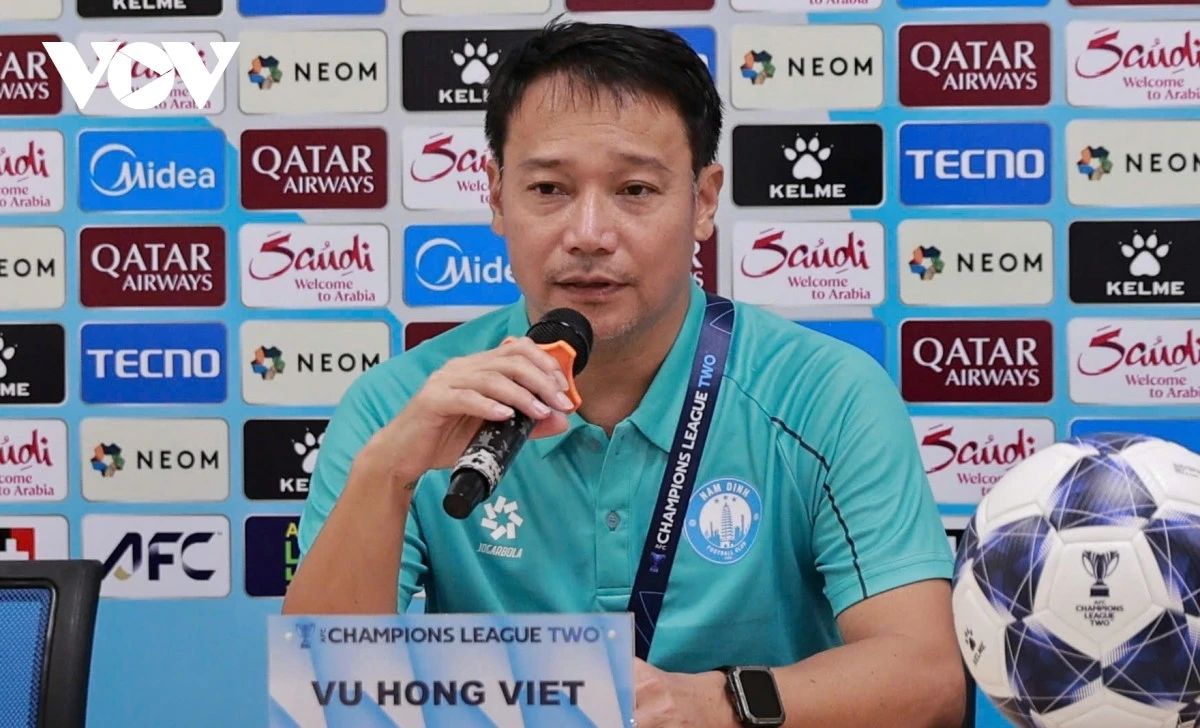 HLV Vũ Hồng Việt chưa hài lòng vì các cầu thủ bỏ lỡ nhiều cơ hội.