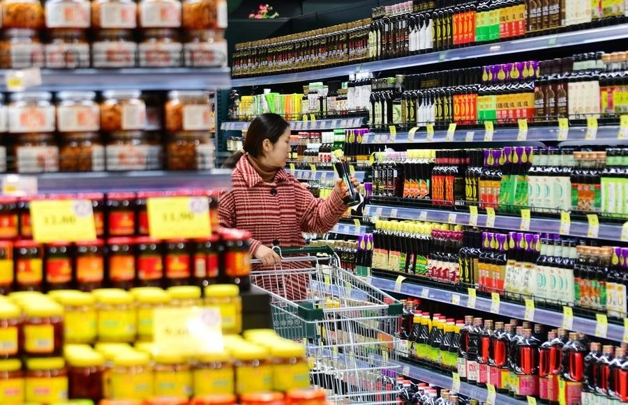 Người dân mua sắm tại một siêu thị ở thành phố Vô Tích, tỉnh Giang Tô, Trung Quốc.