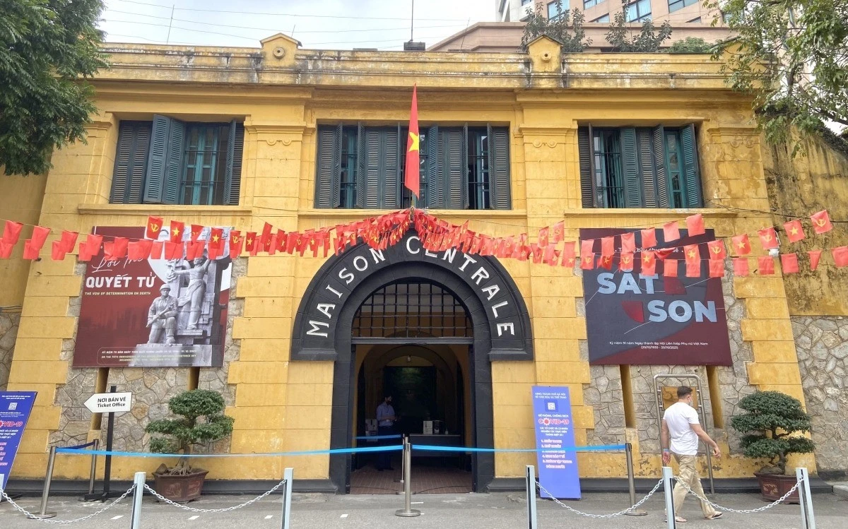 Phía trước nhà tù Hỏa Lò