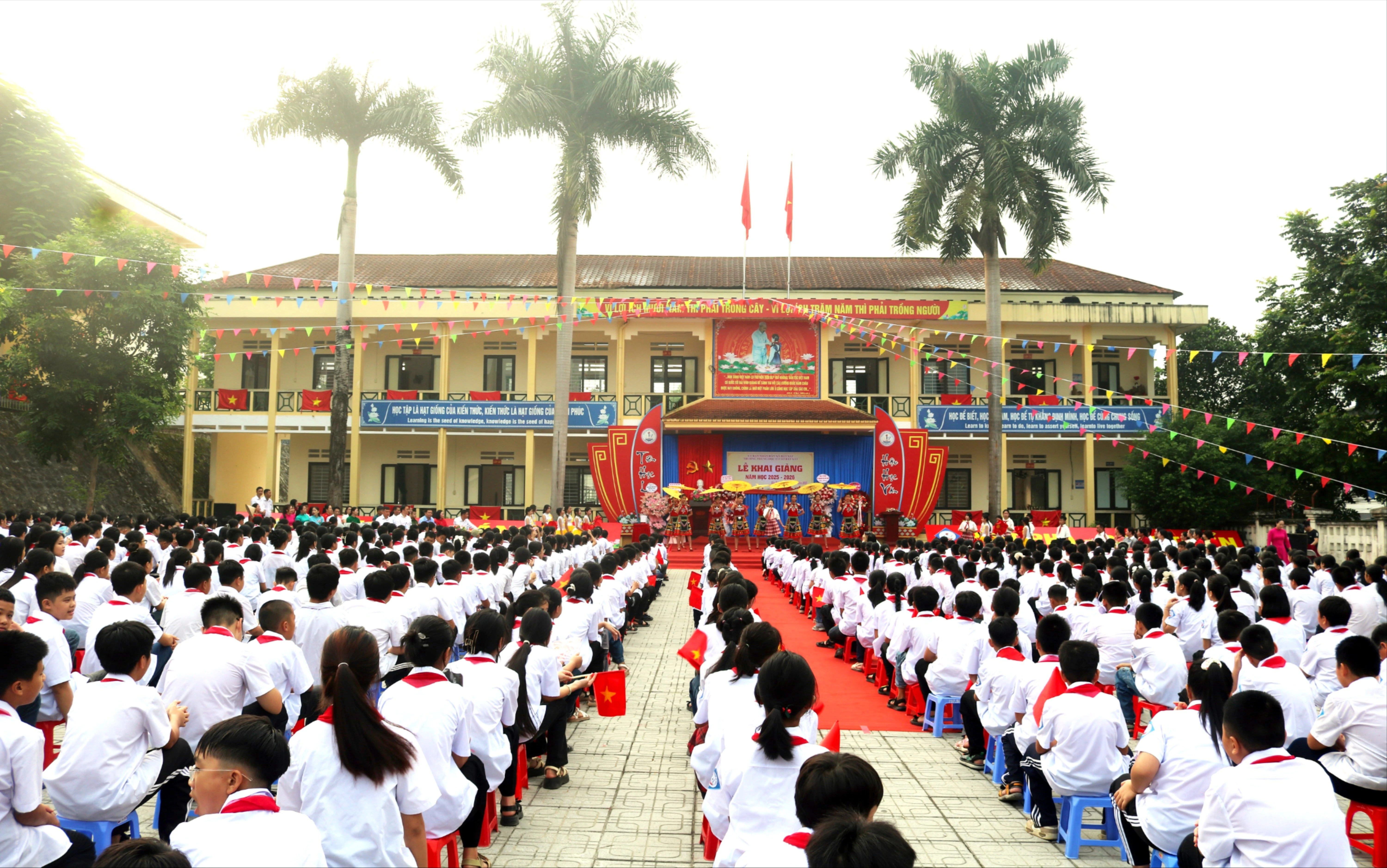 Quang cảnh lễ khai giảng tại Trường THCS Bát Xát.