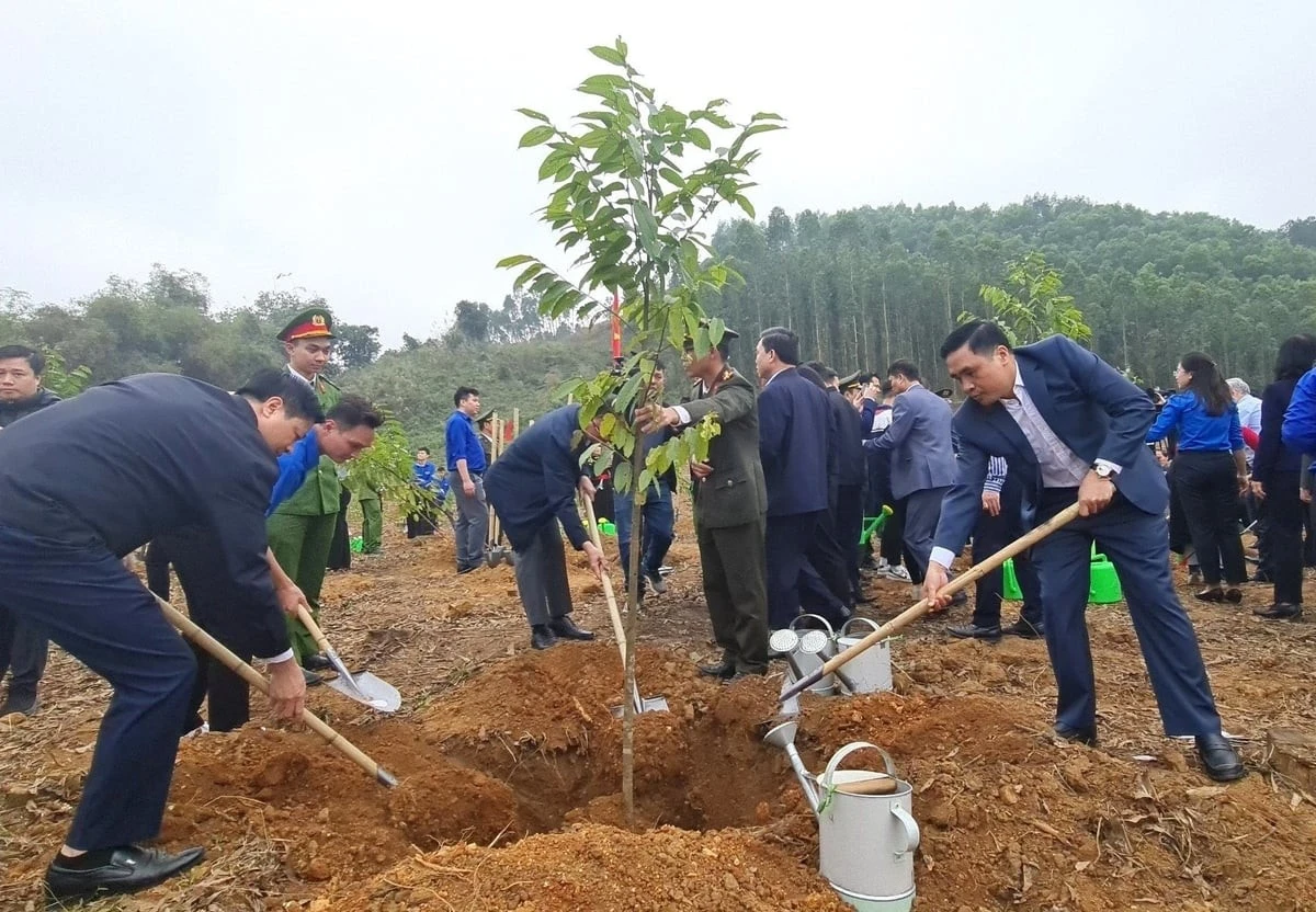 Thứ trưởng Nguyễn Quốc Trị (phải) trồng cây tại Tết trồng cây ở Tuyên Quang.