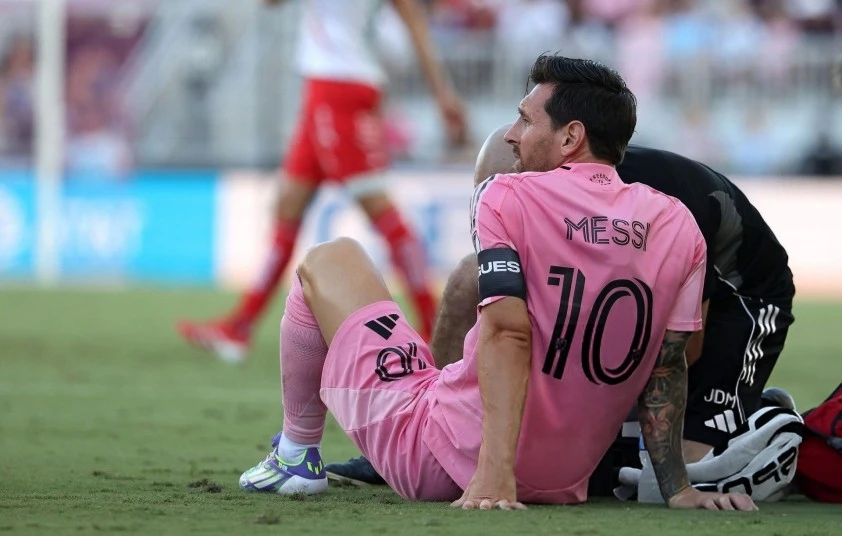 Messi dính chấn thương và không thể tham gia thi đấu.