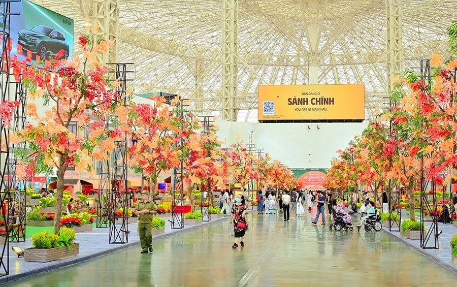 Con đường tái hiện cảnh sắc mùa thu tại Hội chợ Mùa Thu lần thứ nhất năm 2025 thu hút đông đảo du khách.
