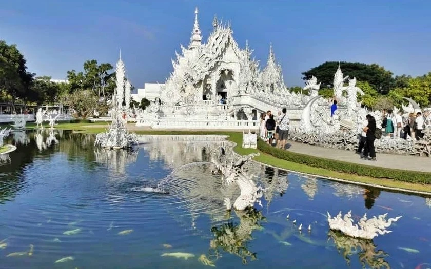 Wat Rong Khun (Chùa Trắng) là một ngôi chùa Phật giáo ở Pa O Don Chai (thuộc huyện Mueang) - là địa điểm thu hút khách du lịch nhất ở Chiang Rai, Thái Lan.