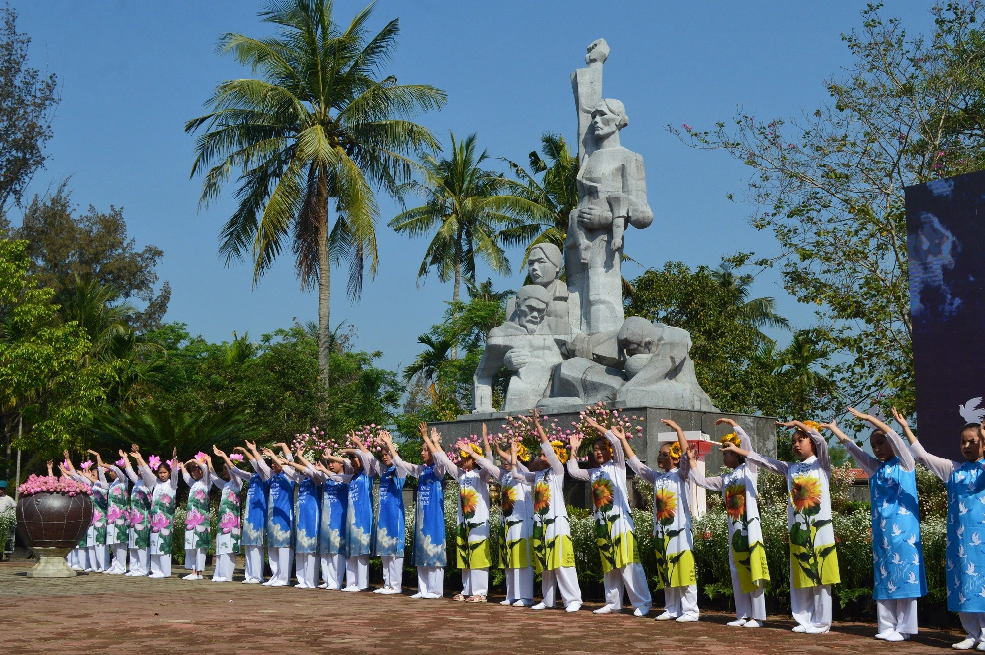 Trẻ em Sơn Mỹ dưới chân đài tưởng niệm.