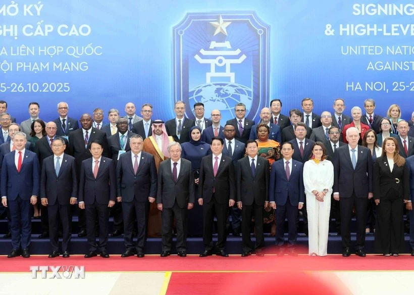 Chủ tịch nước Lương Cường và Tổng Thư ký Liên hợp quốc Antonio Guterres cùng các trưởng đoàn chụp ảnh chung.