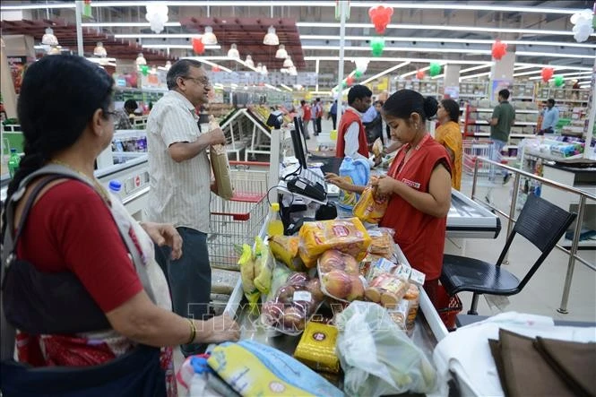 Người dân mua sắm tại một siêu thị ở Hyderabad, Ấn Độ.