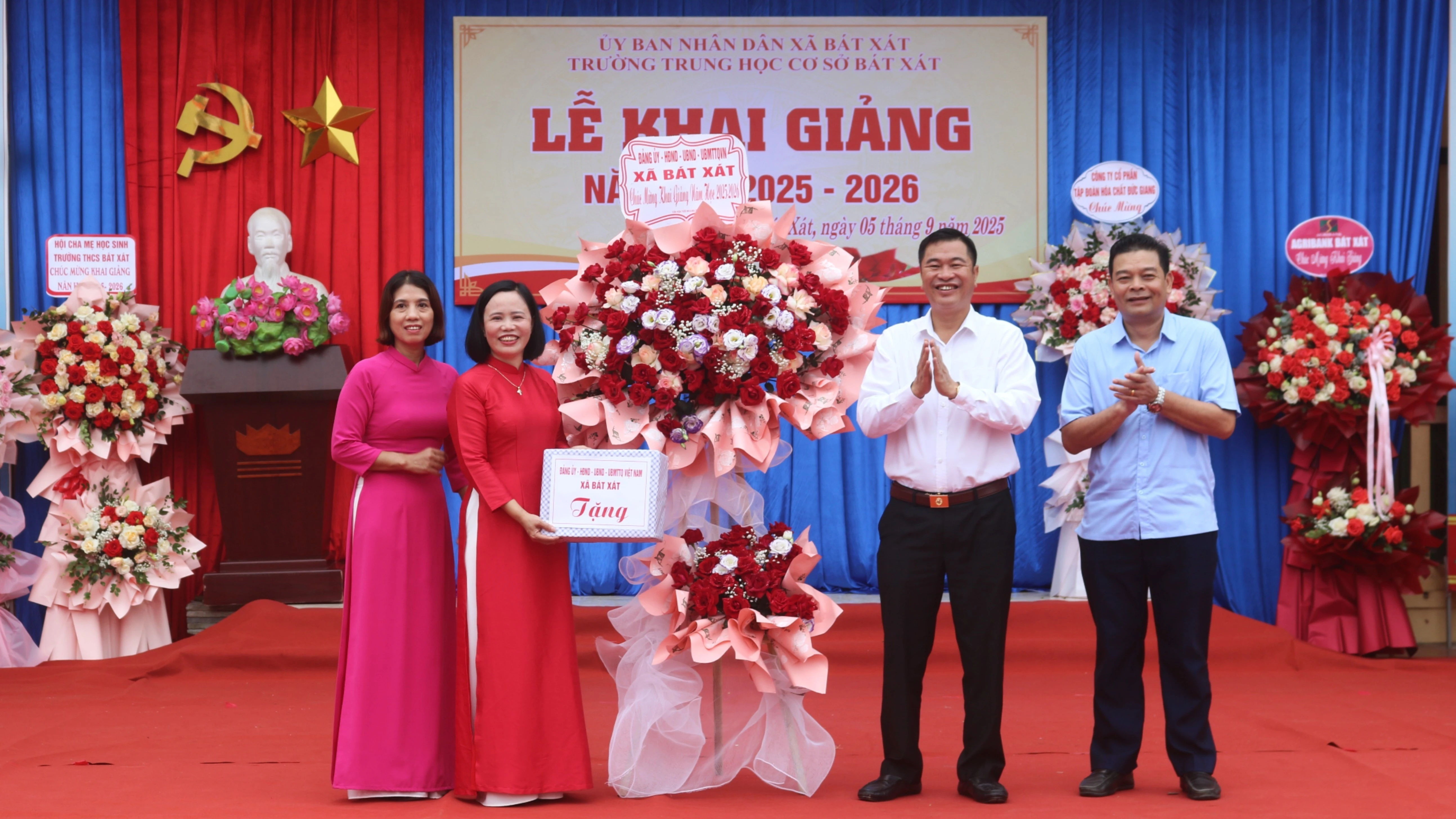 Lãnh đạo xã và các cơ quan chúc mừng Trường THCS Bát Xát nhân dịp khai giảng năm học mới.