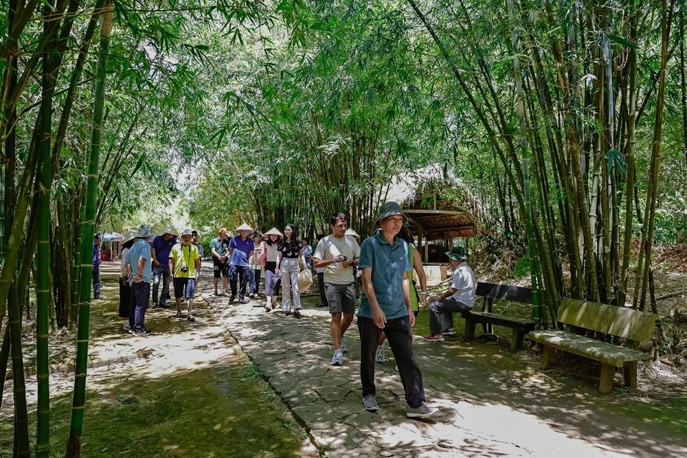 Du khách tham quan Địa đạo Vịnh Mốc.