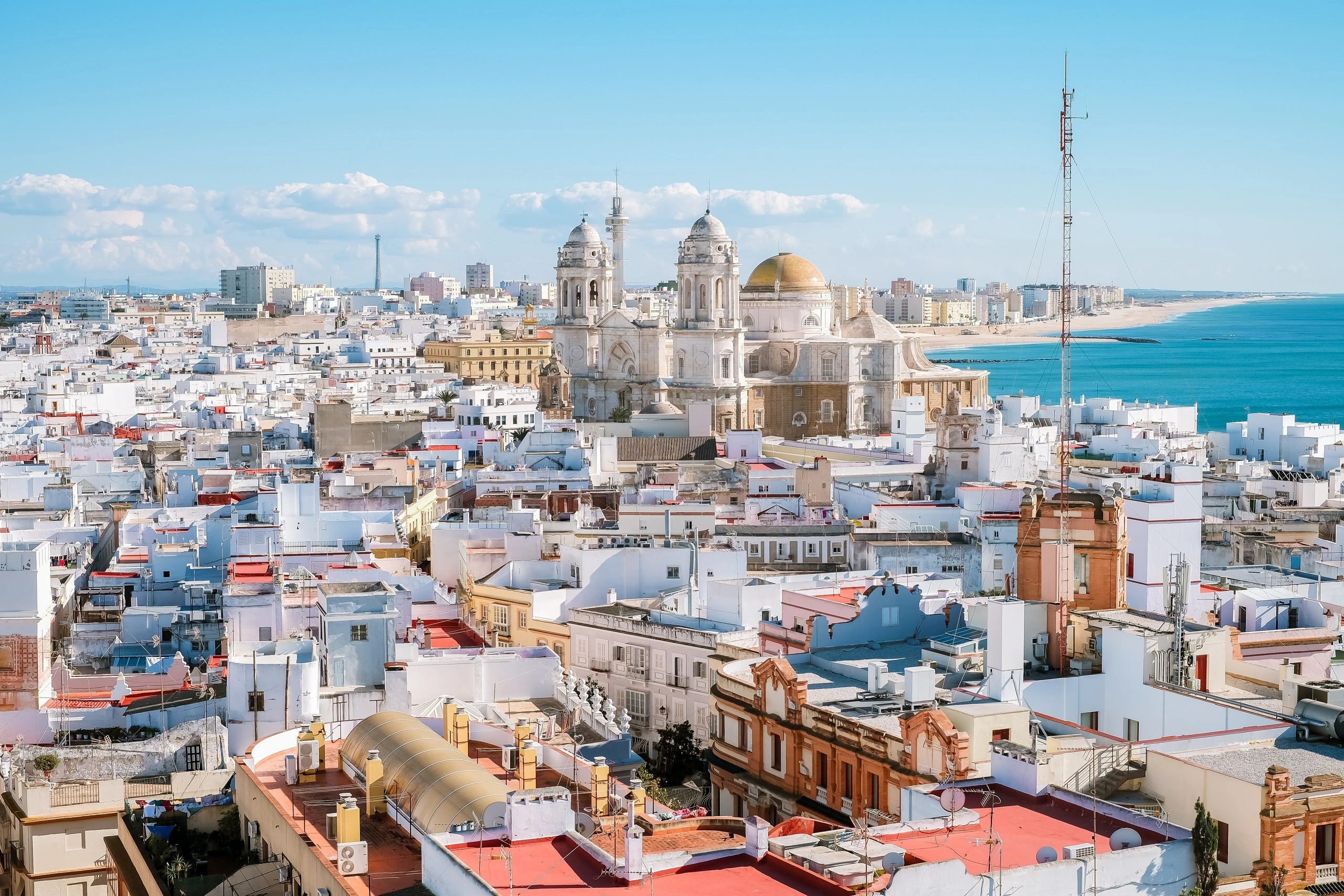 Carnaval Cádiz là lễ hội thường niên lớn nhất Tây Ban Nha, quy tụ những người tham gia hóa trang lộng lẫy trên đường phố trong suốt 10 ngày với các cuộc diễu hành, pháo hoa, ca hát và nhảy múa vào tháng 2 hoặc tháng 3, cùng với sự góp mặt của hơn 300 murgas (ban nhạc) địa phương. Hãy chuẩn bị trang phục và đặt phòng trước hàng tháng hoặc di chuyển từ El Puerto de Santa María gần đó.