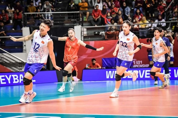 Đặng Thị Hồng (số 12) thi đấu trong trận Việt Nam thắng Indonesia 3-0 ở bảng A giải bóng chuyền nữ U21 thế giới 2025, tại Surabaya, Indonesia ngày 7/8/2025.