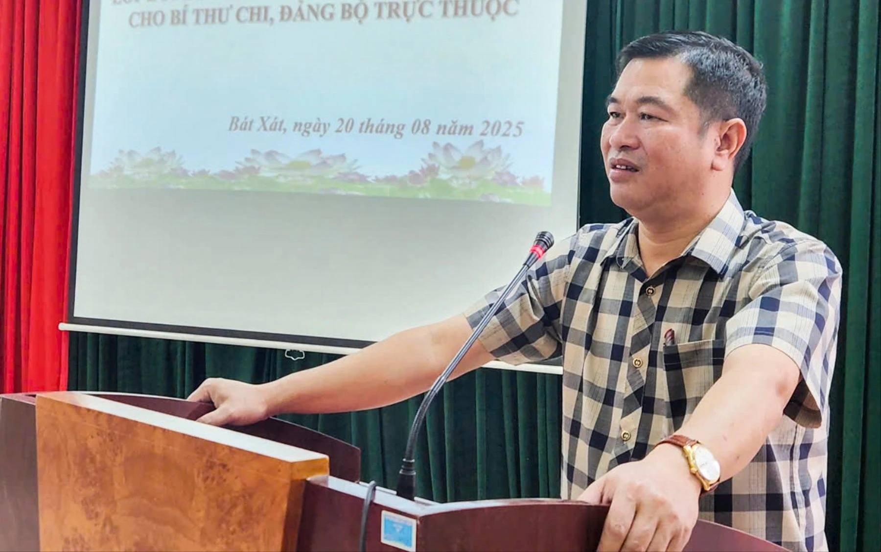 bi-thu-dang-uy-xa-bat-xat-nguyen-trung-trieu-khai-mac-lop-boi-duong-2-8244.jpg
