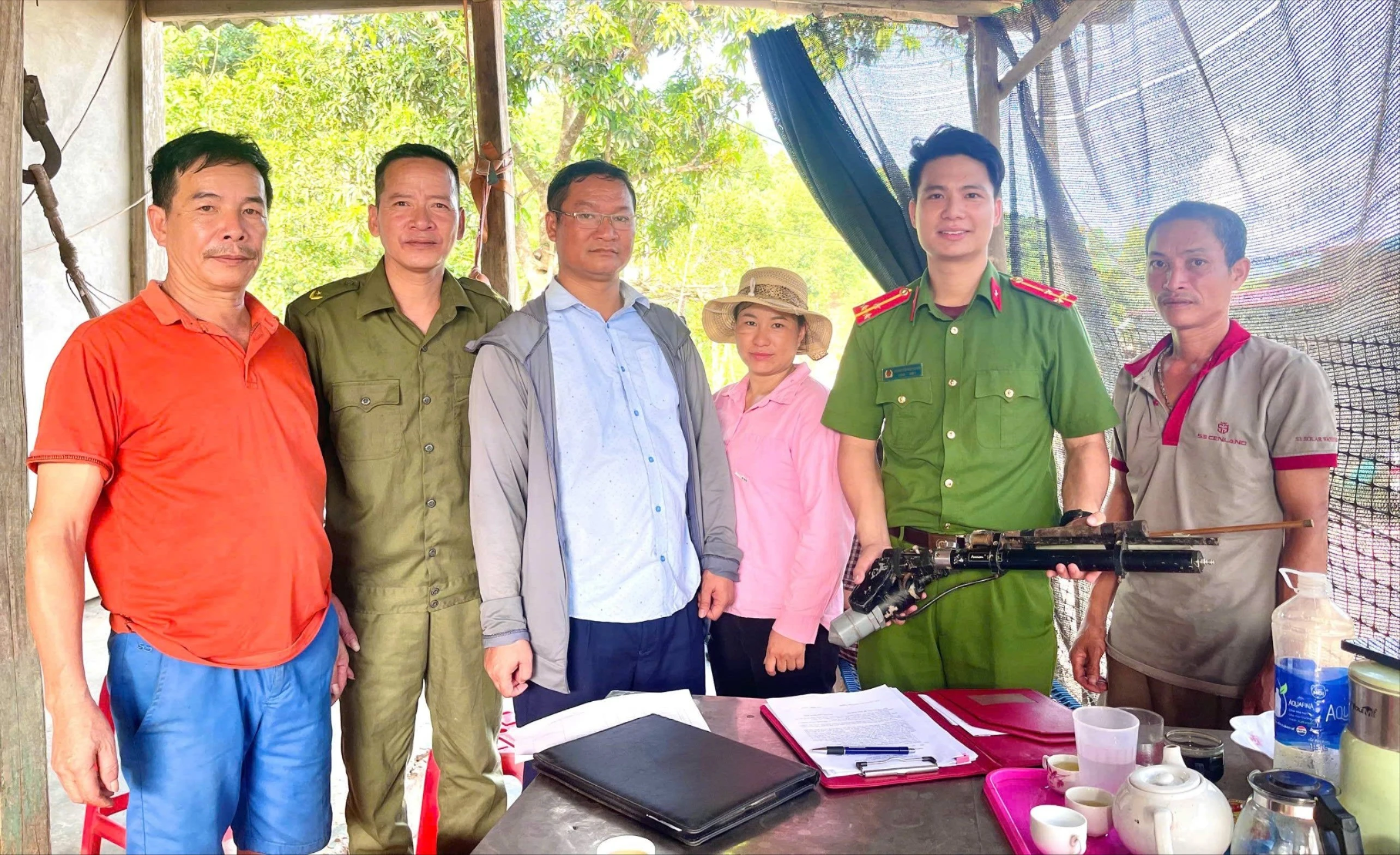 4-phoi-hop-chat-che-voi-luc-luong-an-ninh-co-so-tuyen-truyen-cac-ho-gia-dinh-hieu-va-tu-nguyen-giao-nop-vu-khi-tu-che-1295.jpg