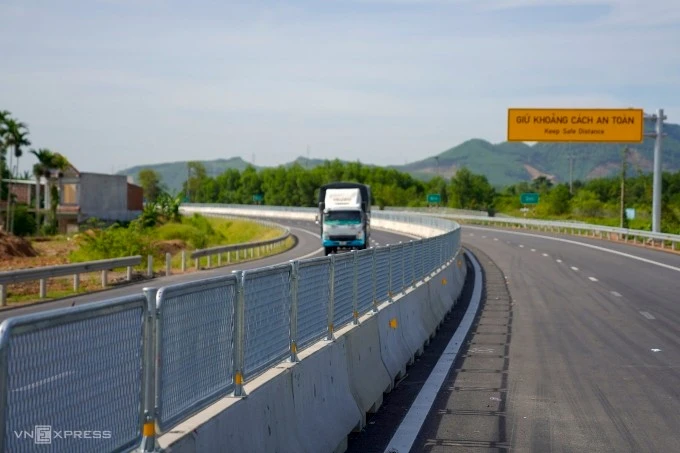 Lưới chống lóa hay lưới chắn sáng được lắp đặt trên cao tốc Hòa Liên - Túy Loan.