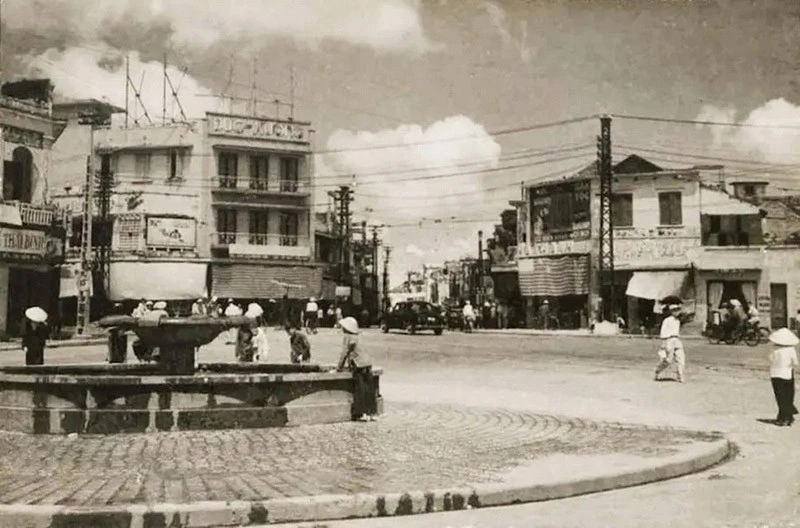 Hình ảnh cũ về quảng trường Đông Kinh Nghĩa Thục. Ảnh: Tư liệu