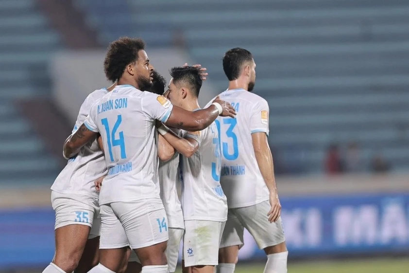 Xuân Son không ghi bàn nhưng chơi rất tích cực trên hàng công.