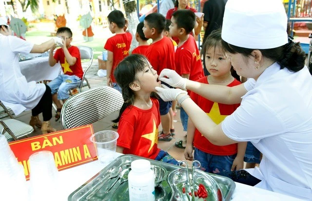 Trẻ uống Vitamin A tại tỉnh Ninh Bình.
