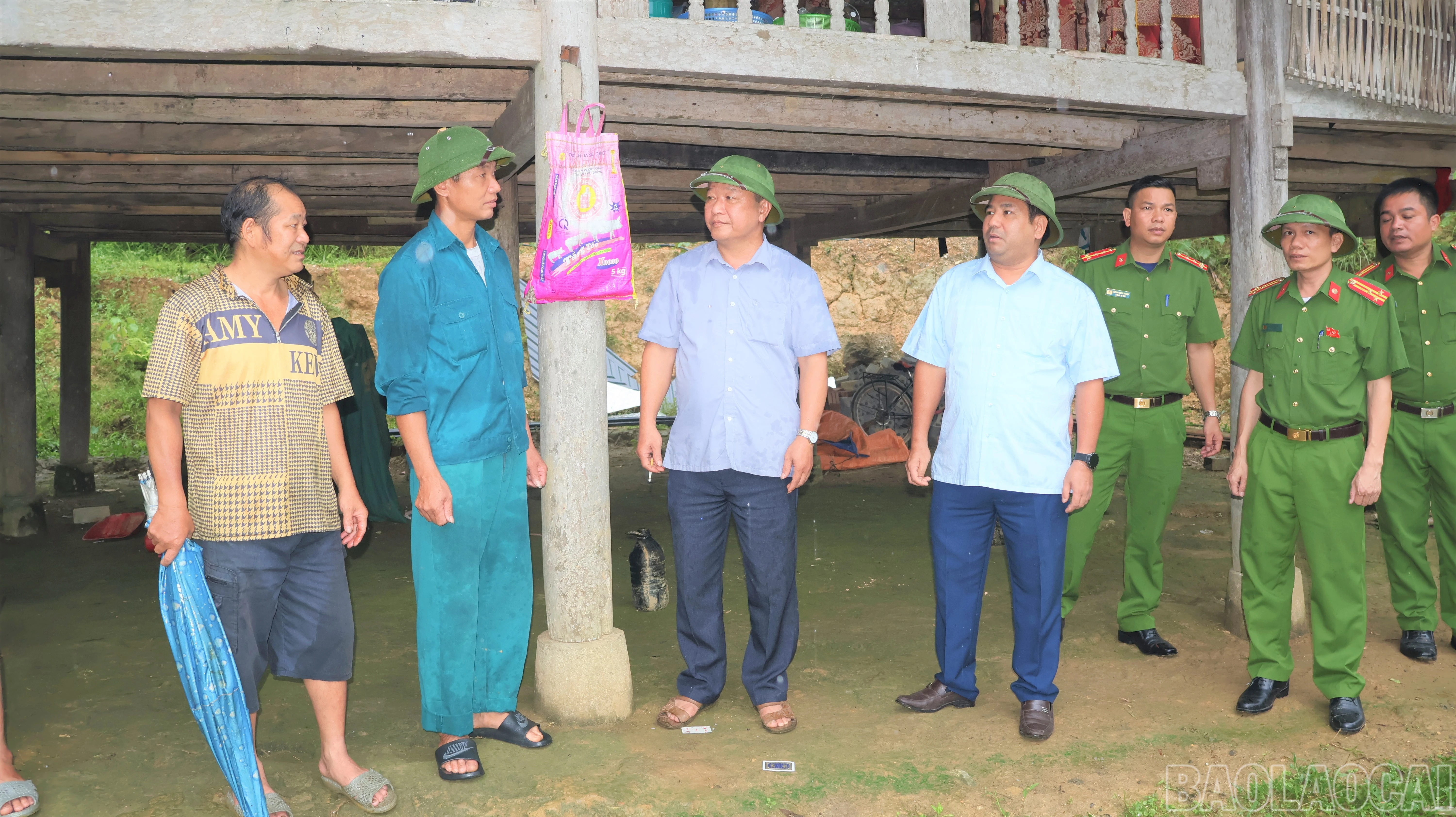 Tuyên truyền các hộ di dời đến nơi an toàn.