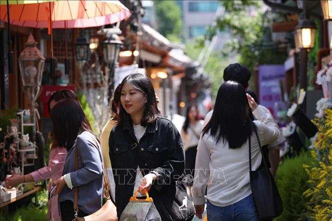 Người dân mua sắm tại khu vực Ikseon-dong ở Seoul, Hàn Quốc ngày 6/5/2020. Ảnh minh họa: THX/TTXVN