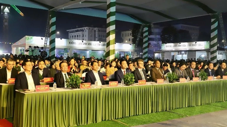 Lễ khai mạc có sự tham dự của nhiều đồng chí lãnh đạo các ban, bộ, ngành Trung ương và các nước.
