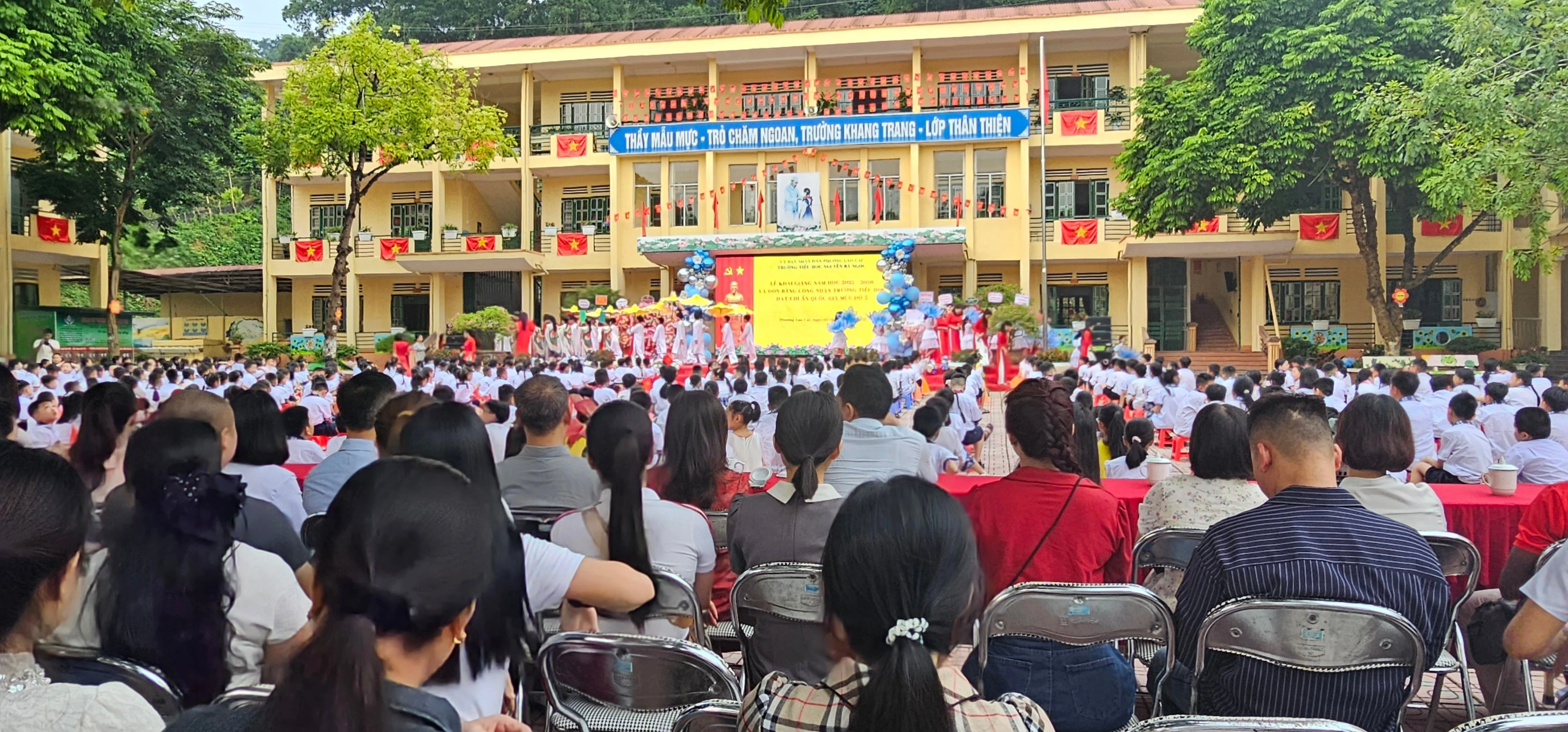 Quang cảnh Lễ khai giảng tại Trường Tiểu học Nguyễn Bá Ngọc.
